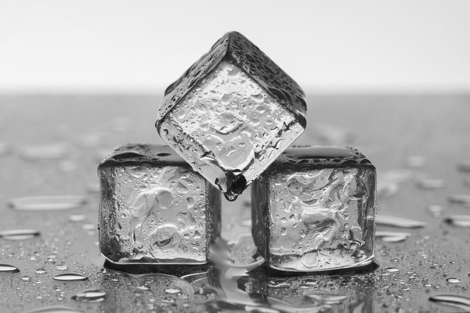 Truque com cubo de gelo ajuda a conter crises de ansiedade em segundos