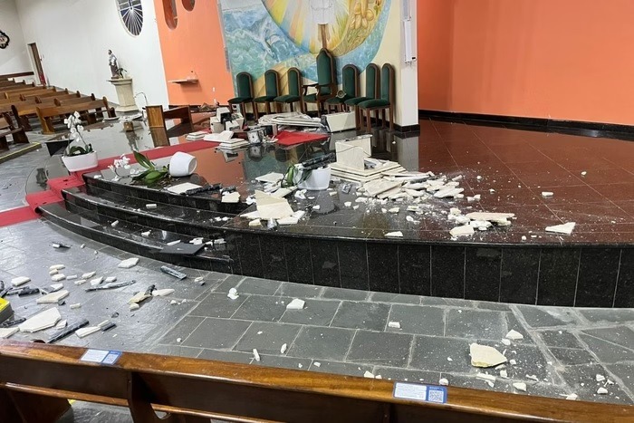 Médico é detido por arrombar porta e destruir igreja 