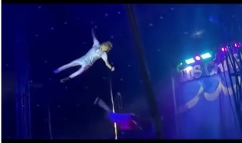 VÍDEO: Artista cai de trapézio e se acidenta durante espetáculo de circo em Macau
