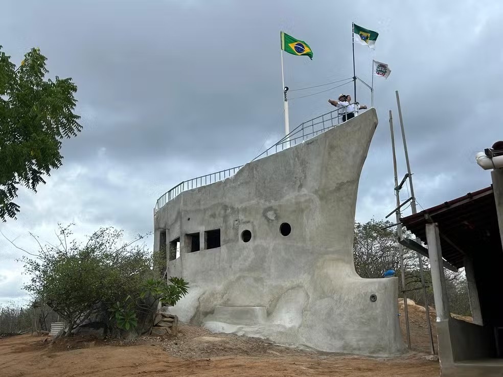Homem constrói réplica do Titanic de 7 metros de altura no sertão do RN