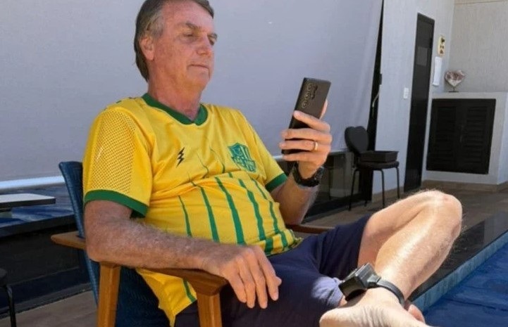 VÍDEO: De casa, Bolsonaro acompanha atos a favor da anistia 