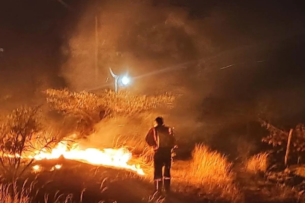Bombeiros combatem incêndio florestal em Caicó