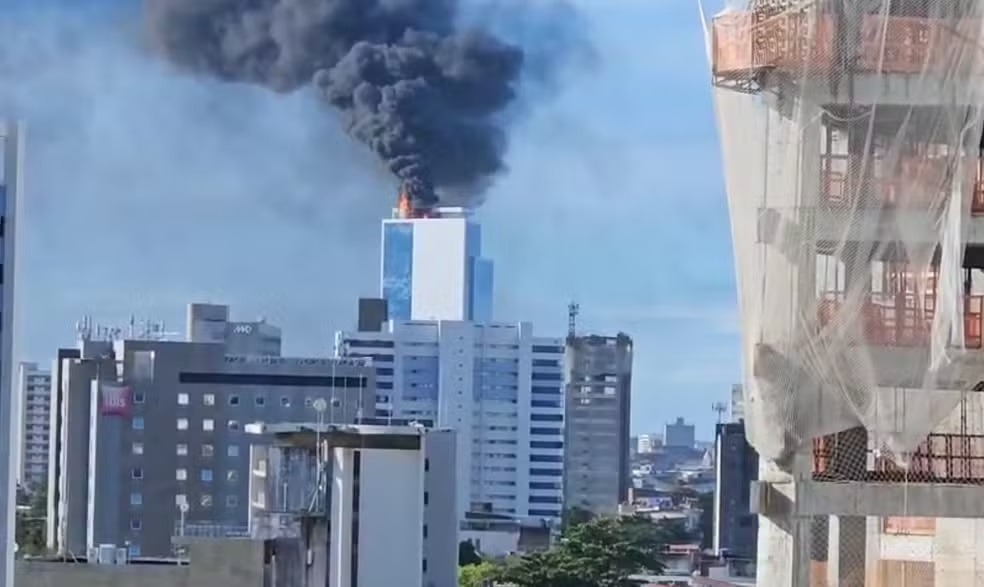 Incêndio atinge cobertura de prédio empresarial na Zona Sul do Recife
