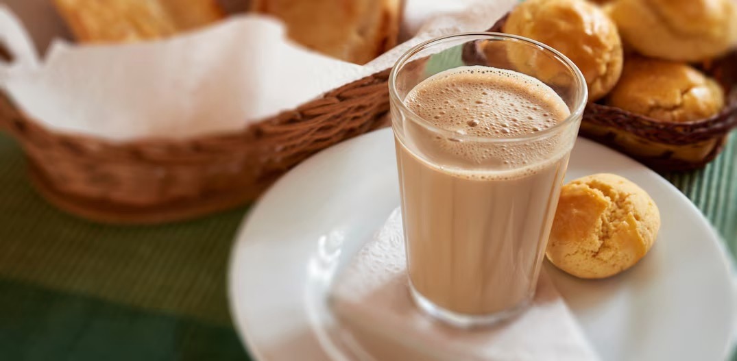 Café com leite faz bem? Veja a proporção ideal e quem deve evitar