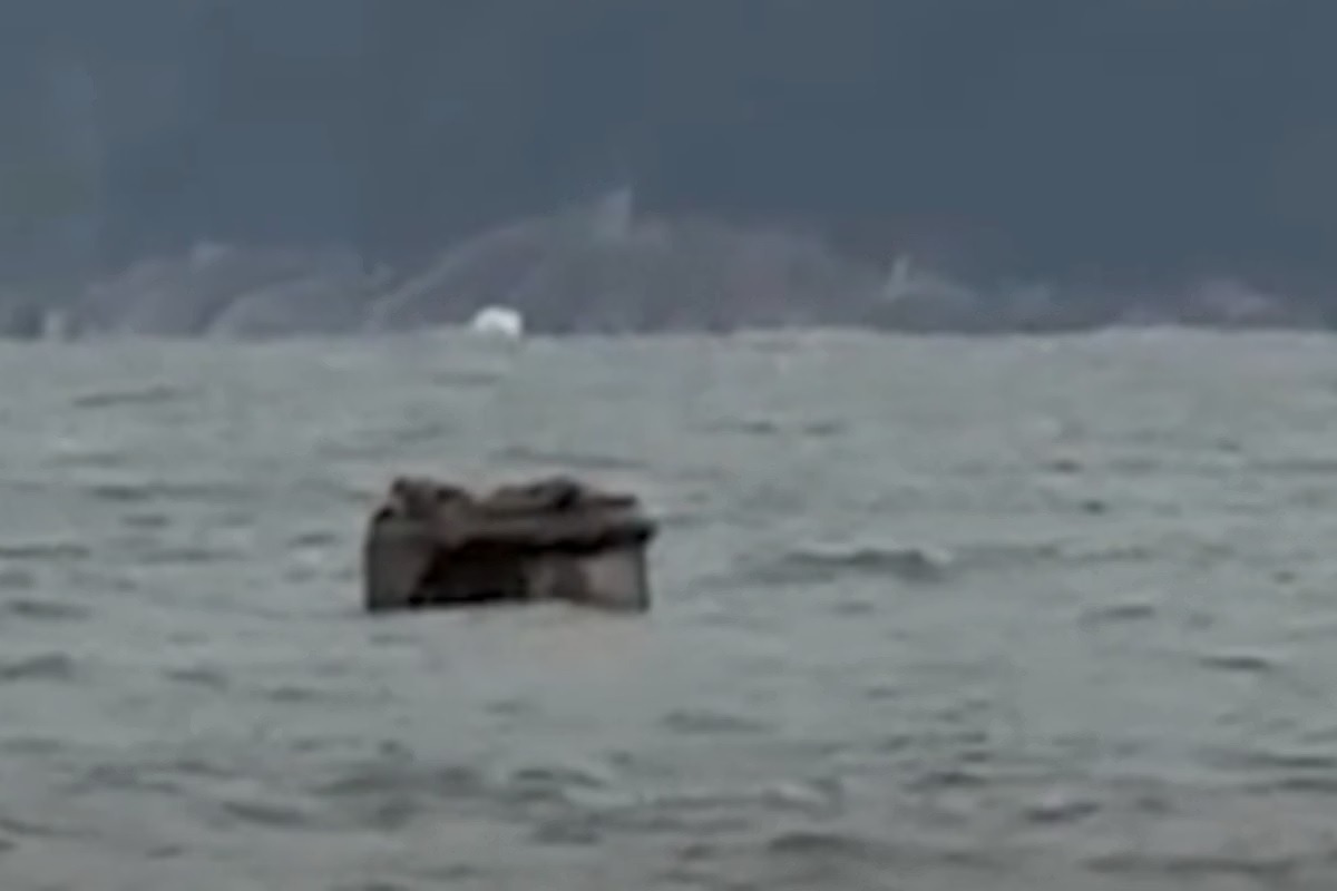 VÍDEO: Objeto não identificado é visto no mar durante ressaca