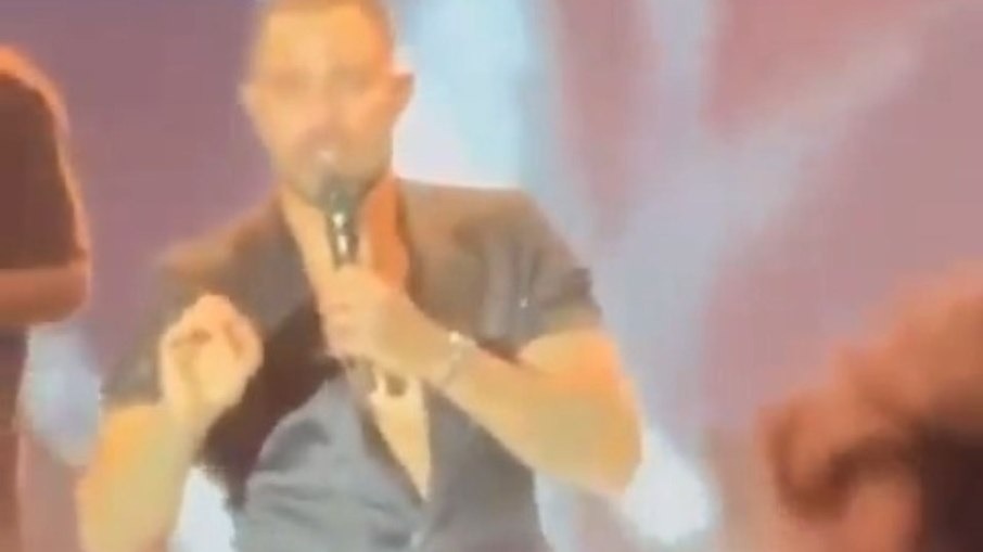 VÍDEO: Diogo Nogueira se irrita, interrompe show e xinga torcedores do Atlético-MG após provocação