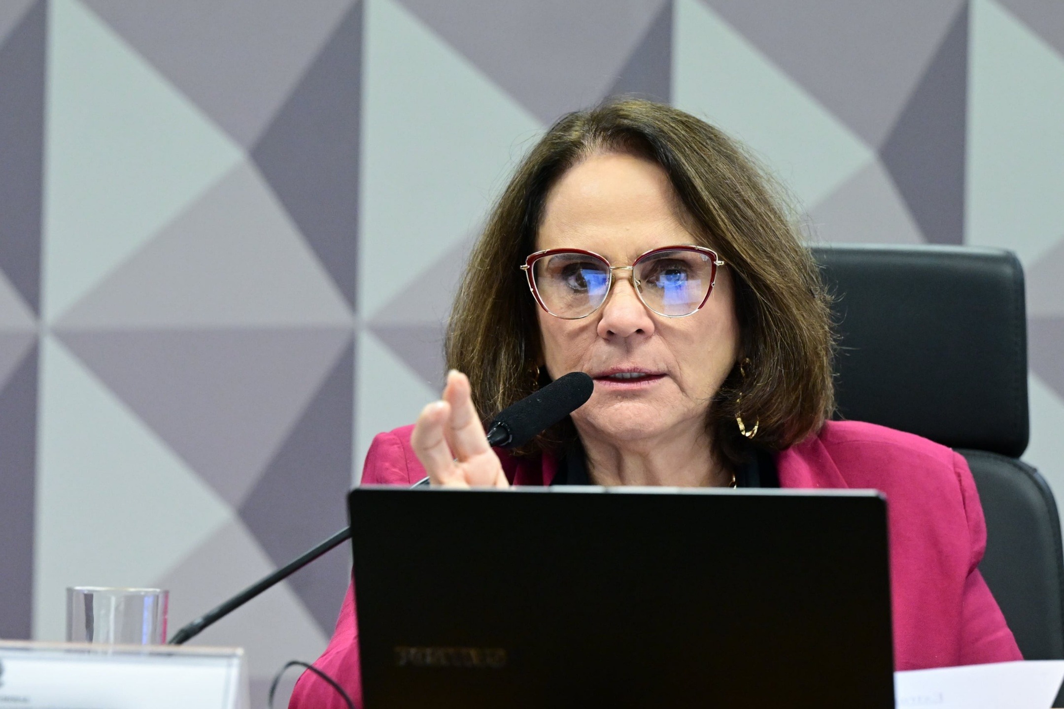 Comissão do Senado autoriza Damares a verificar condições de prisão de Bolsonaro
