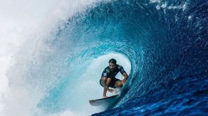 Potiguar Ítalo Ferreira garante vaga na luta pelo título no Mundial de Surf