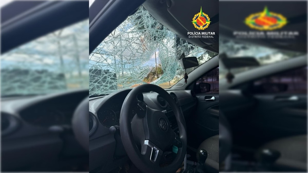 Enfurecido, marido quebra parabrisa e se pendura em carro em movimento