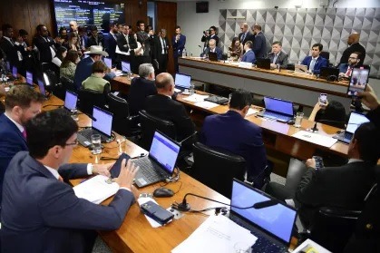 Parlamentares na CPMI do INSS pedem depoimento de pessoa morta
