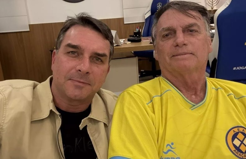Bolsonaro “não está com saúde” e “segue firme, mas indignado”, diz Flávio