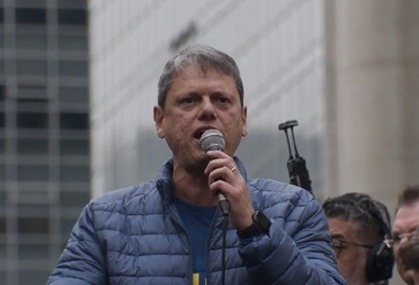 Tarcísio quebra resistência do entorno de Bolsonaro ao criticar Moraes