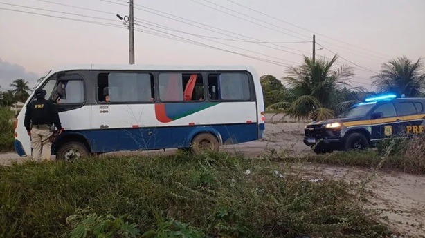 Ônibus escolar é flagrado pela PRF na BR-101 com falhas graves que colocavam alunos em perigo