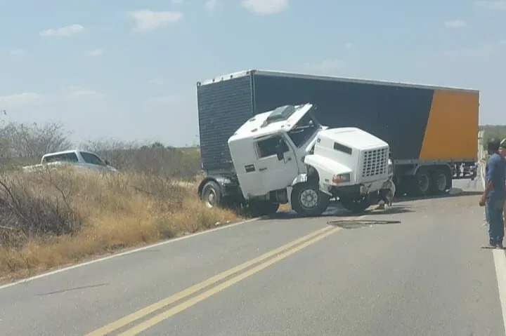 BR-405 fica interditada após acidente com carreta no interior do RN