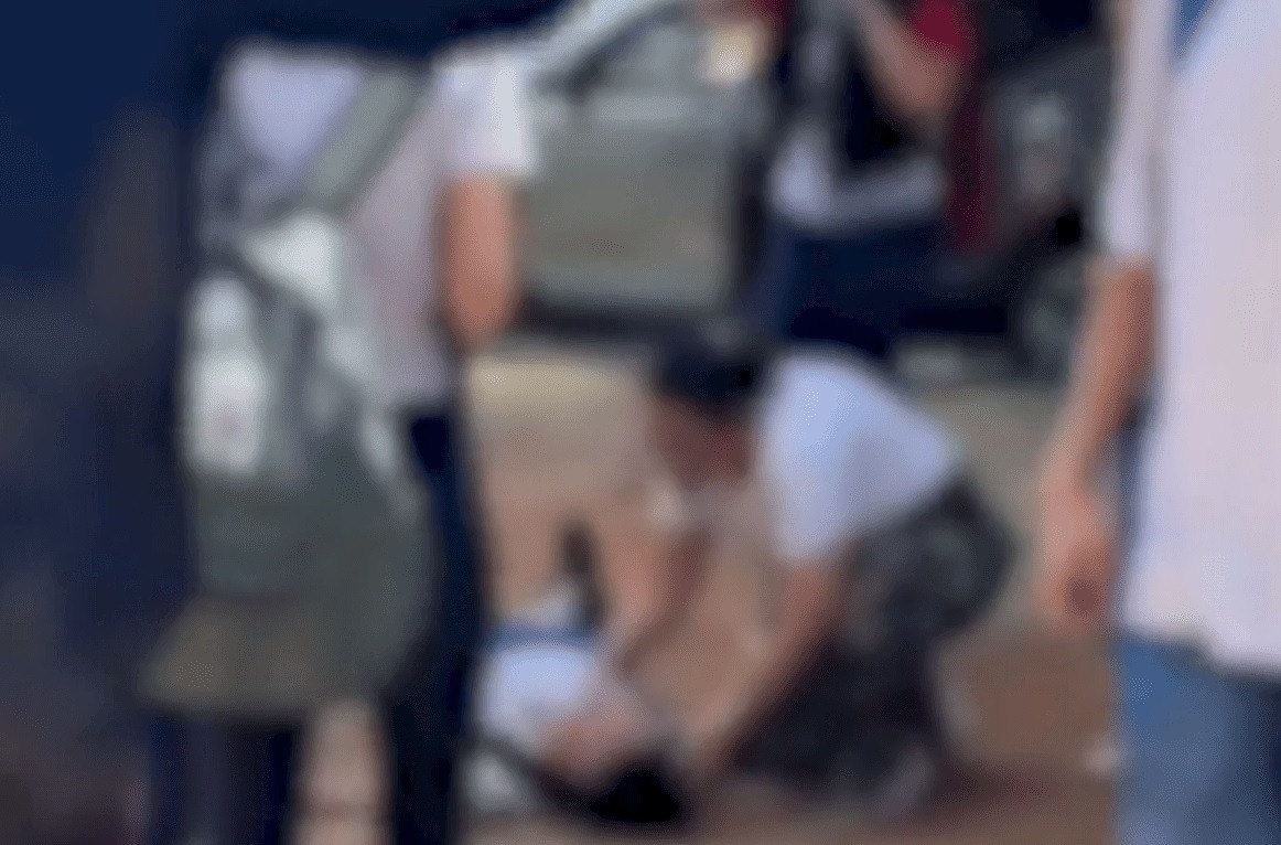 VÍDEO: Aluno leva mata-leão e desmaia durante briga na porta de escola