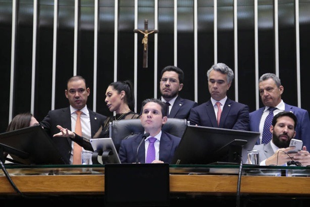 Câmara aprova PEC que amplia prerrogativas de deputados e senadores