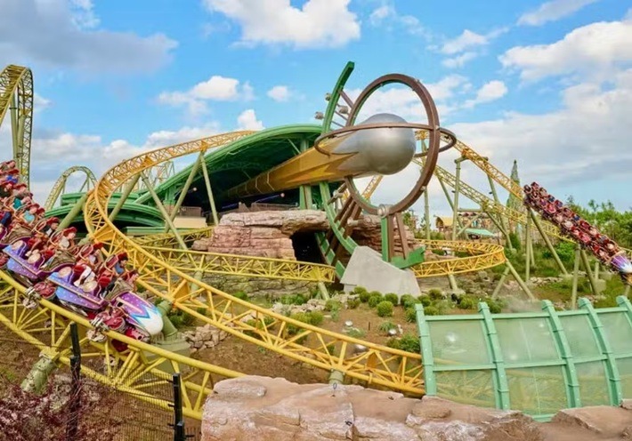 Homem morre após andar em montanha-russa no novo parque da Universal em Orlando