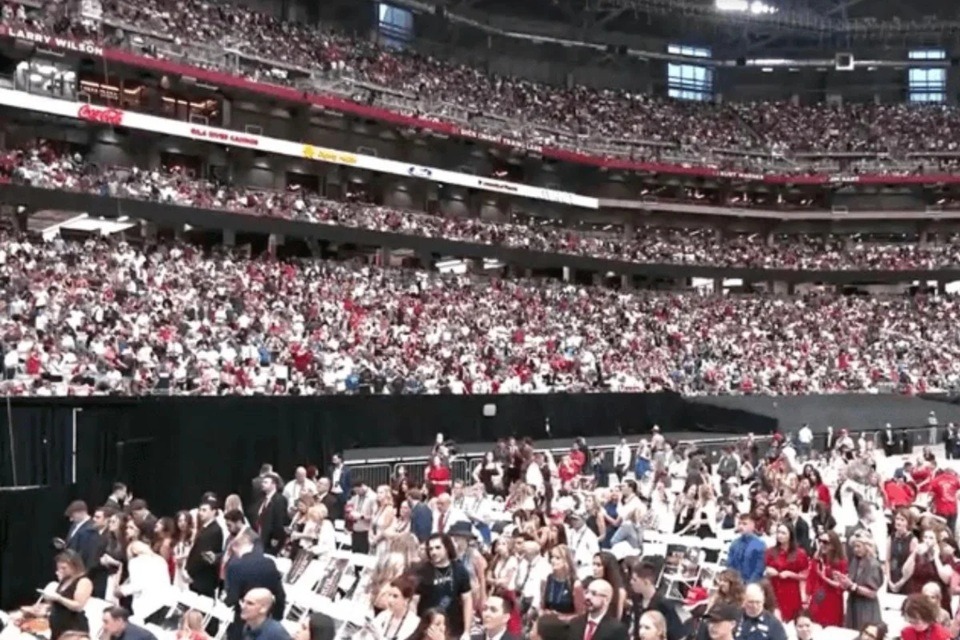Funeral de Charlie Kirk reúne mais de 100 mil nos EUA
