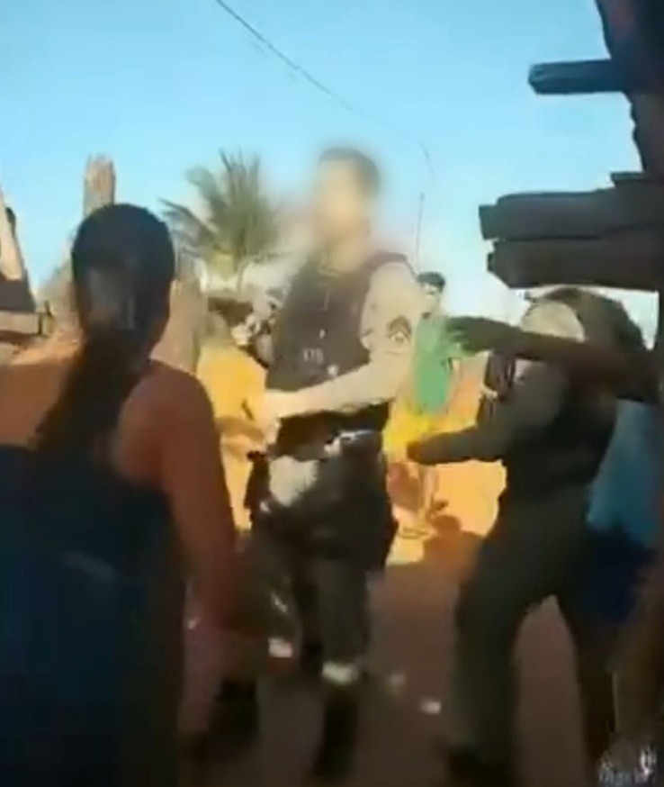 VÍDEO: Policiais são ameaçados com facão e pedaço de madeira em ocorrência no RN