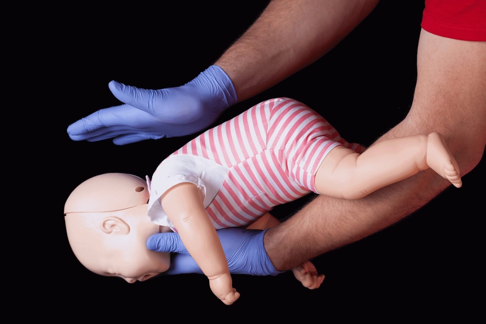 Criança de 2 anos é salva por policiais após engasgo na BR-405