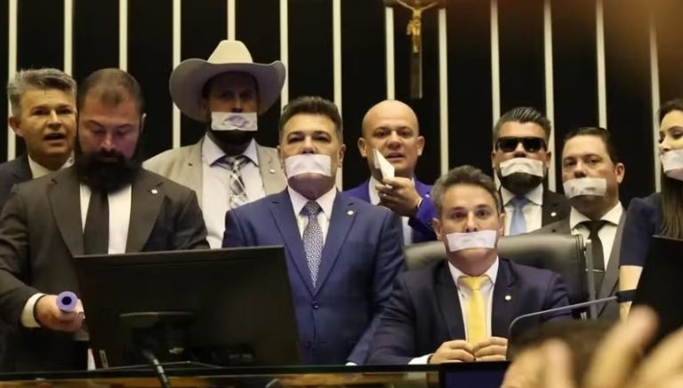 Câmara abre processo contra deputados bolsonaristas por motim após prisão de Bolsonaro