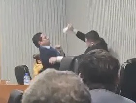 [VÍDEO] Confusão e troca de socos: sessão da Câmara é suspensa após briga entre vereadores