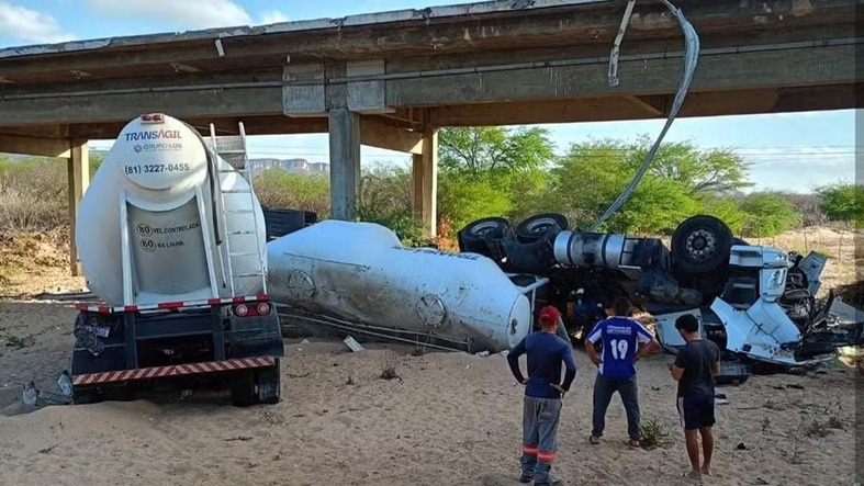 VÍDEO: Caminhoneiro morre após carreta bitrem despencar de ribanceira na BR-304 no RN