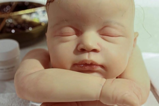 Mulher leva bebê reborn “com gripe” para UPA, que nega atendimento