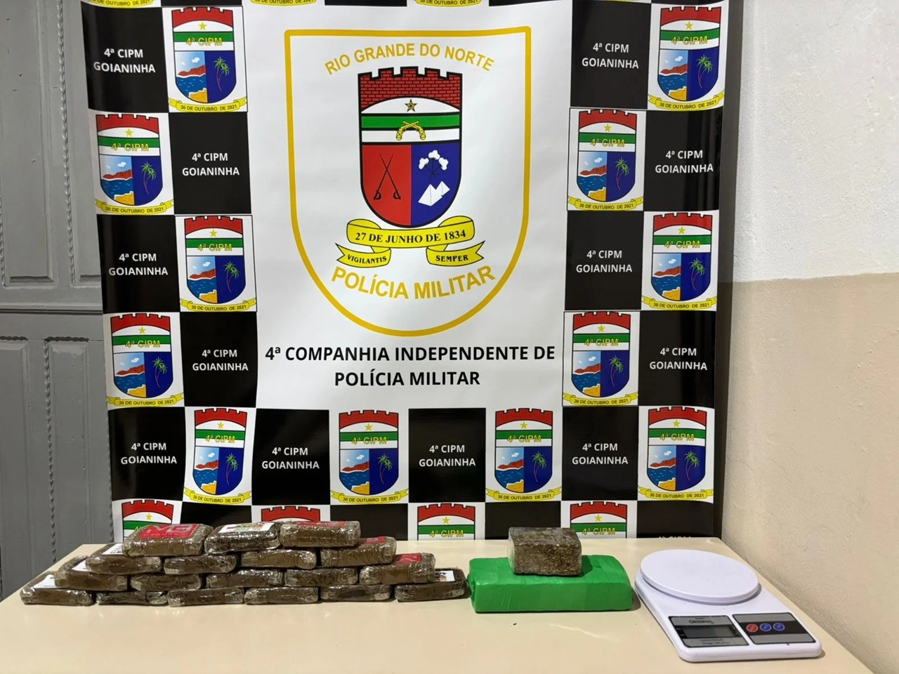 Apreensão de drogas em Pipa termina com fuga de suspeito