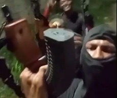 [VÍDEO] Faccionados do CV zombam da polícia: “Os cria tá na pista"