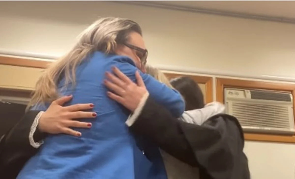 [VÍDEO] Veja momento em que jovem é absolvida após 6 anos presa injustamente