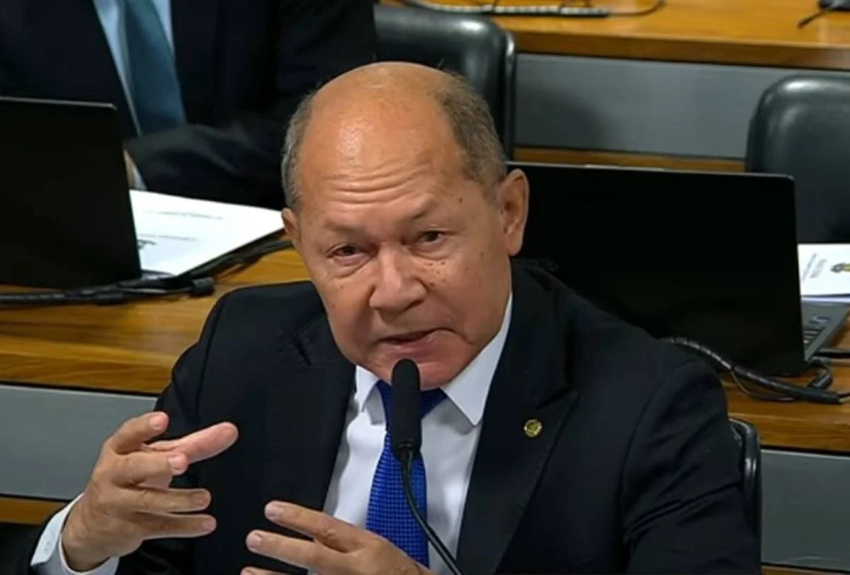 Deputado se exalta em CPMI: “Quem refresca nádega de pato é lagoa”