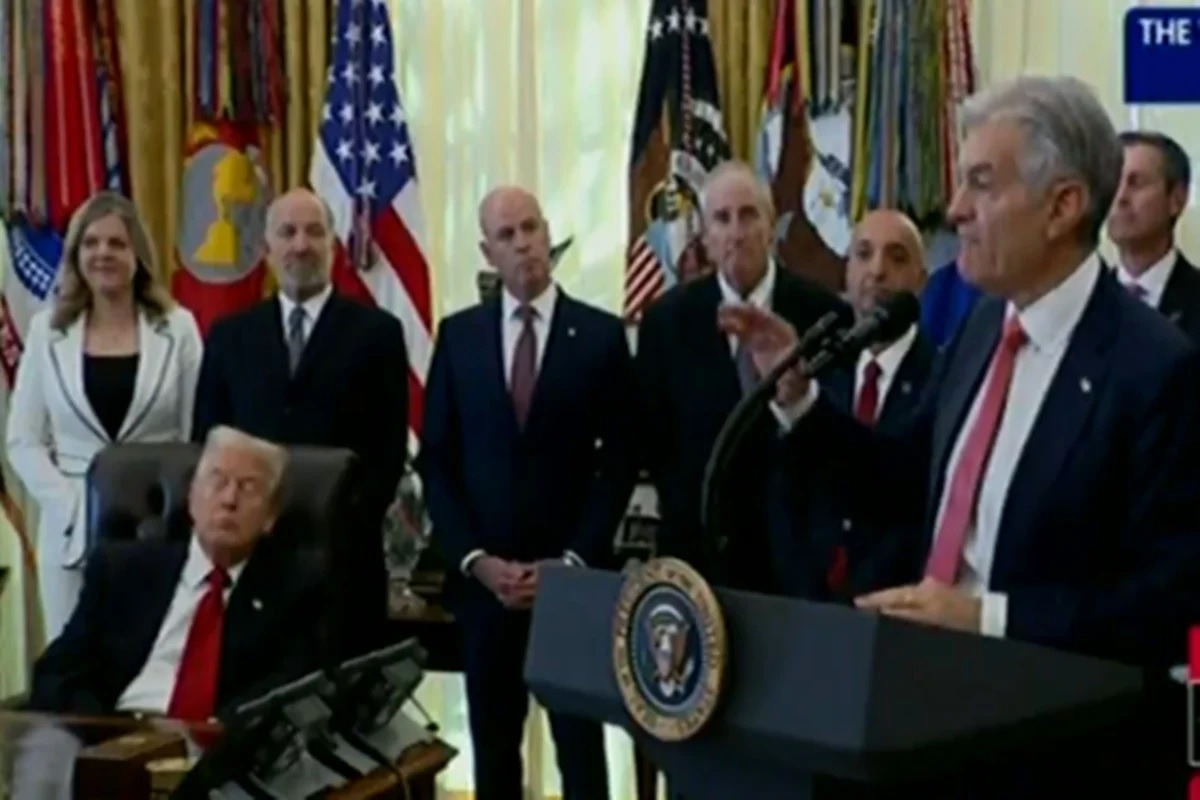 Trump tira “soneca” em reunião com farmacêuticas, diz jornal
