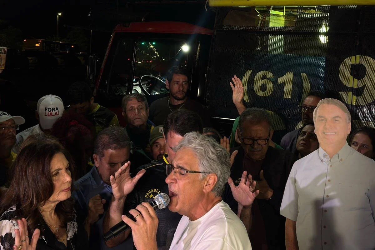 [VÍDEO] Opositor é agredido e expulso de vigília a Bolsonaro: "700 mil covas"