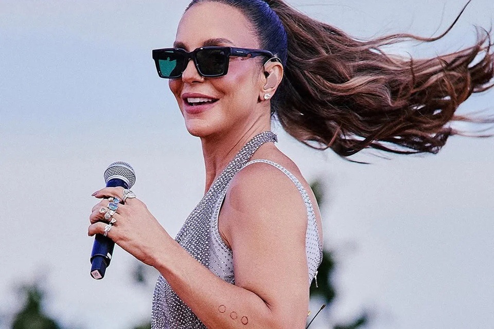 [VÍDEO] Solteira, Ivete causa em primeiro show após separação: “Fogo no c*”