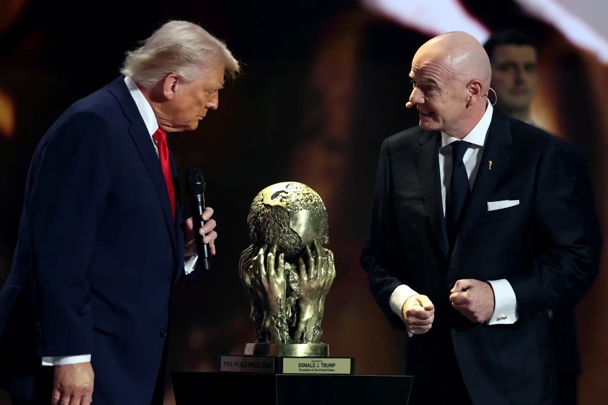 Após receber prêmio da paz, Trump vive momento constrangedor; assista