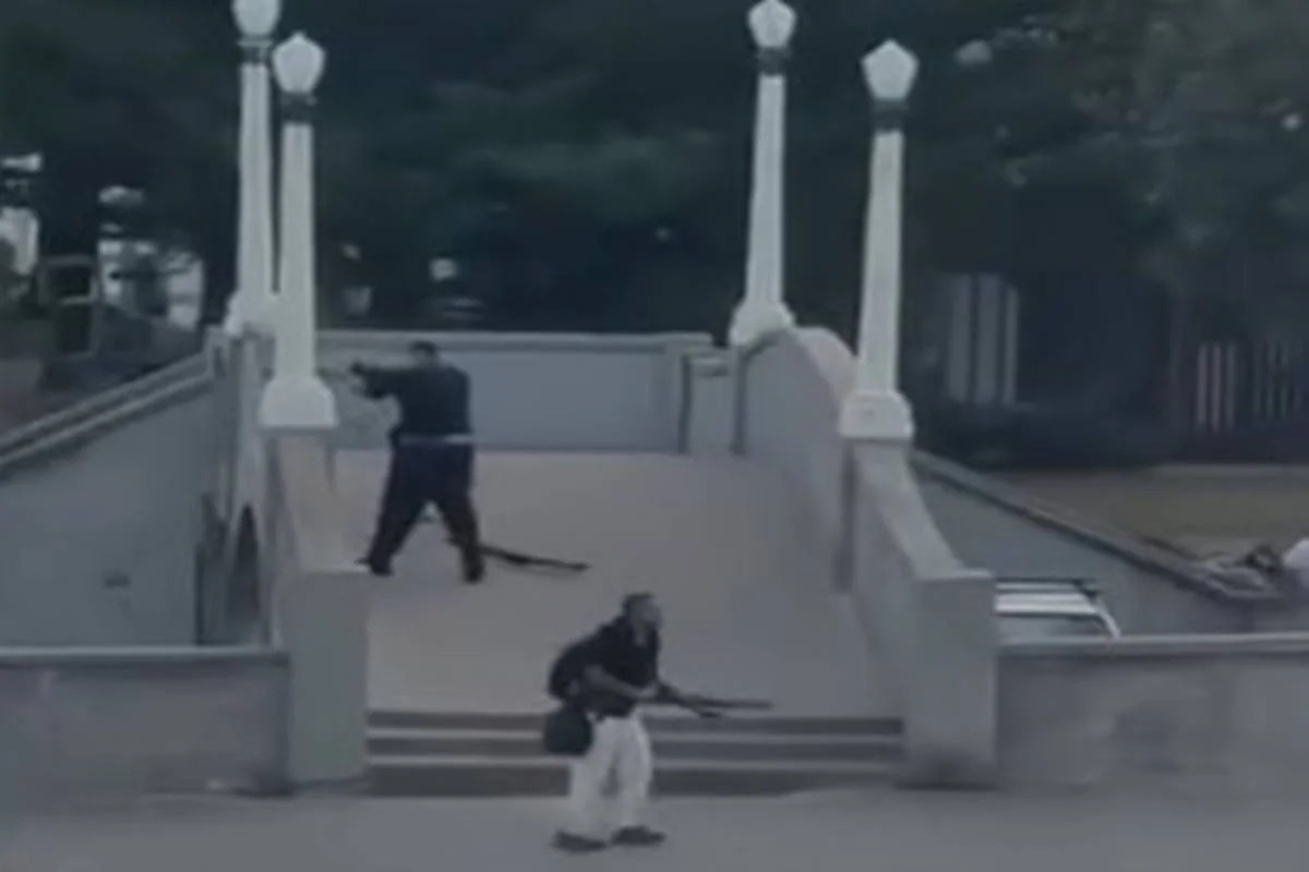 Vídeo mostra terroristas atirando contra pessoas em festa; assista