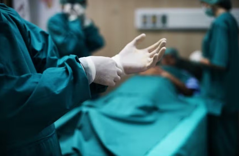 Mulher morre na Índia após falso ‘médico’ embriagado realizar cirurgia assistindo a tutorial no YouTube