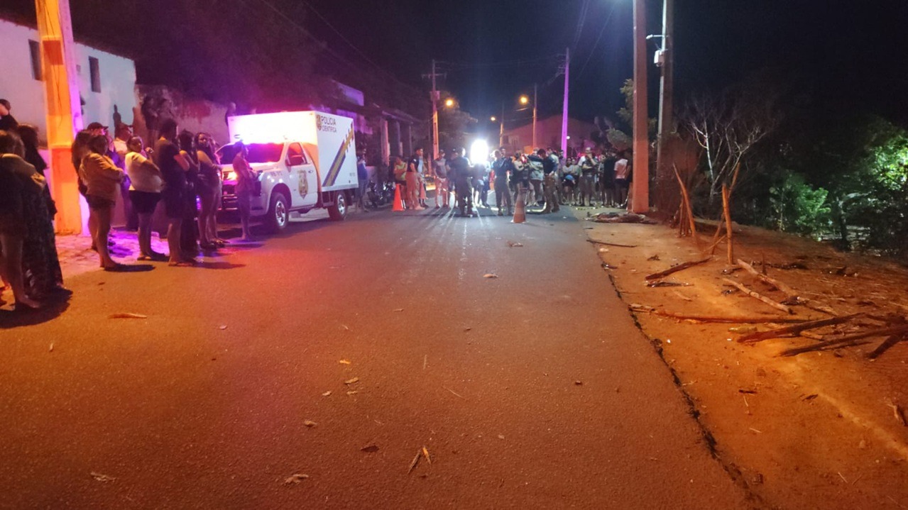 VÍDEO: Carro invade calçada e atropela mãe e filha no interior do RN