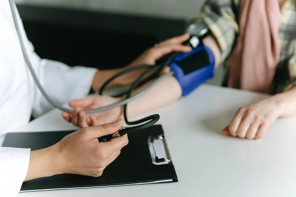 Cardiologistas apontam quais os principais sintomas de pressão alta