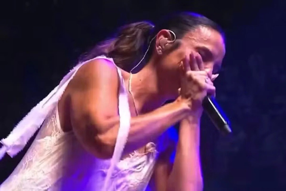 Ivete Sangalo chora ao cantar música romântica um mês após separação