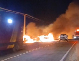 VÍDEO: Carros pegam fogo após colisão em rodovia no interior do RN