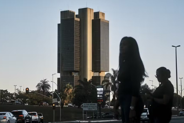 Endividamento já consome quase metade da renda anual das famílias brasileiras, aponta Banco Central