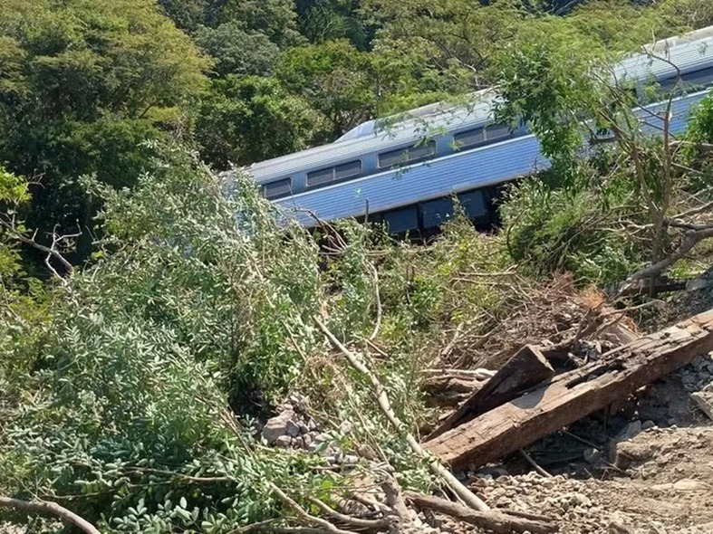 Tragédia: descarrilamento de trem interoceânico mata 13 e deixa quase 100 feridos no México