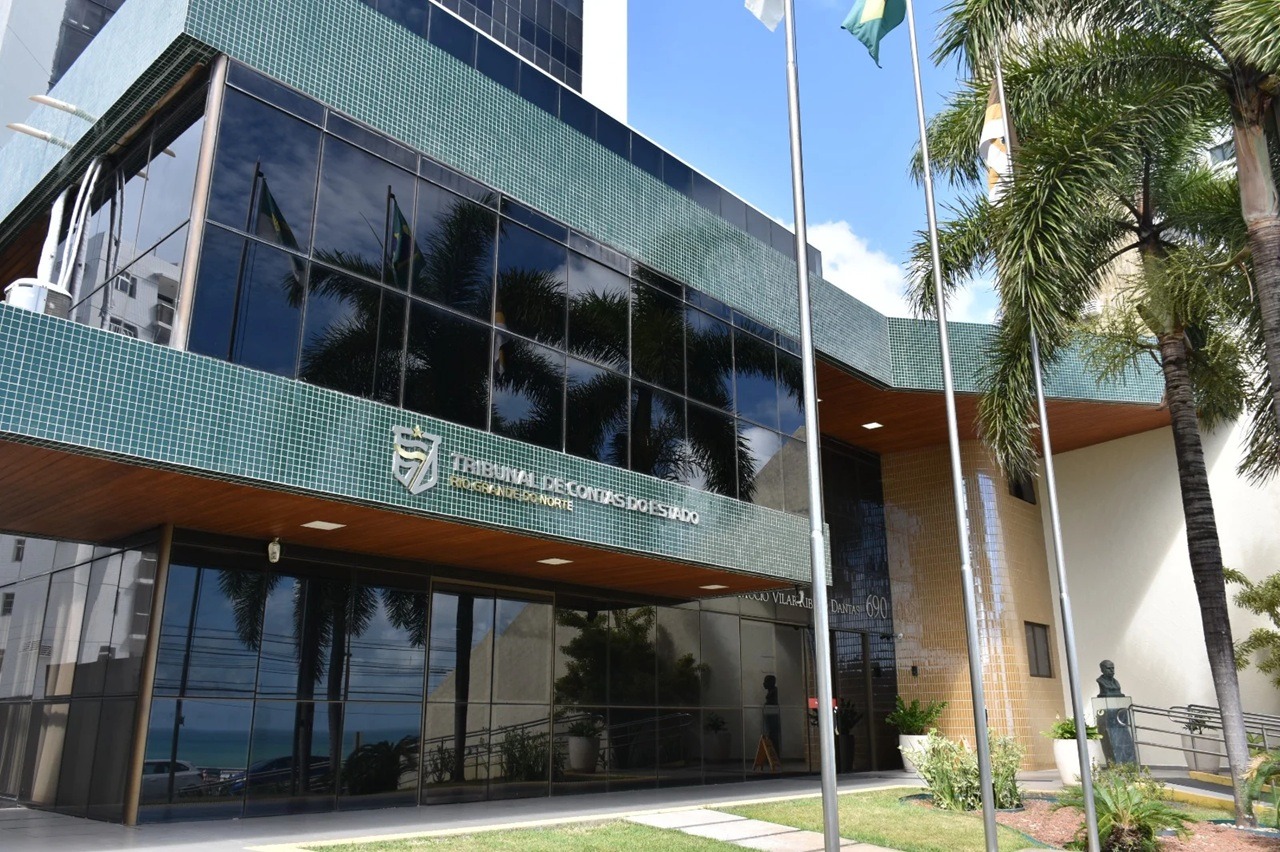 TCE lança edital de concurso público com 55 vagas; salários de até R$ 15,5 mil