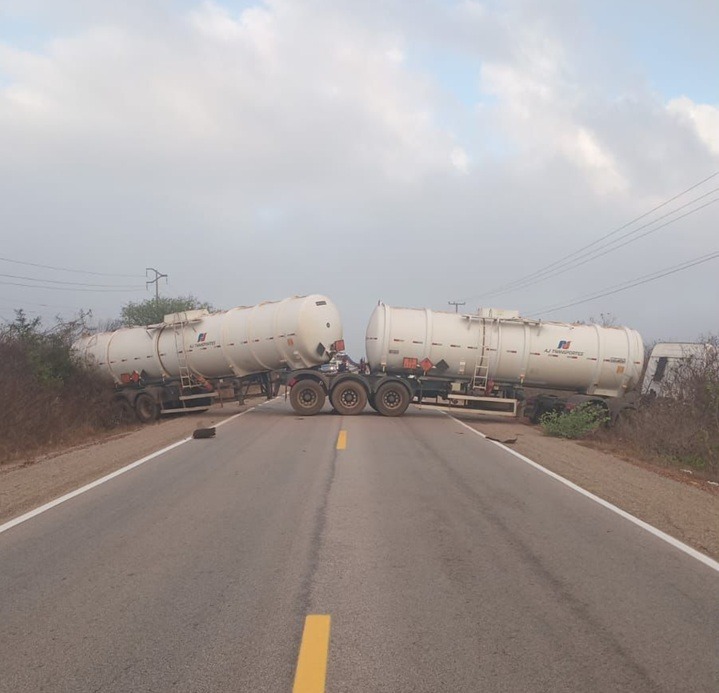 Carreta atravessada bloqueia BR-406 após colisão em João Câmara