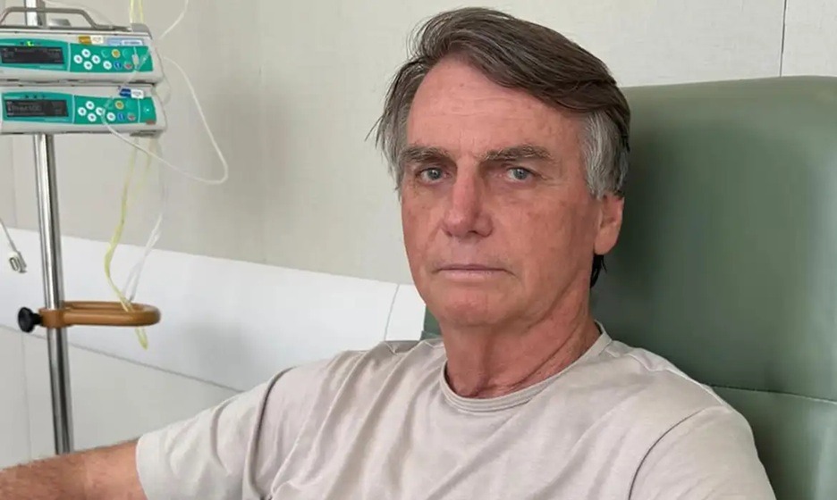 Carlos diz que Bolsonaro tem “boa evolução”, mas “soluços voltaram”