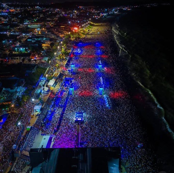 VÍDEO: Réveillon em Natal reúne multidão na praia de Ponta Negra