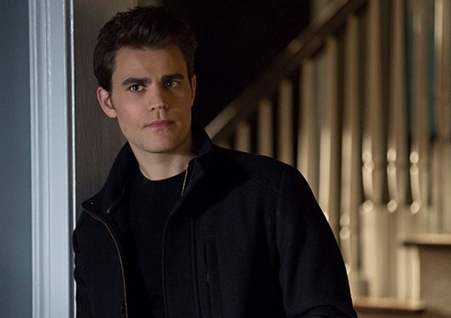 [VÍDEO] Flagra em Pipa: ator de The Vampire Diaries circula pelo litoral potiguar com a noiva