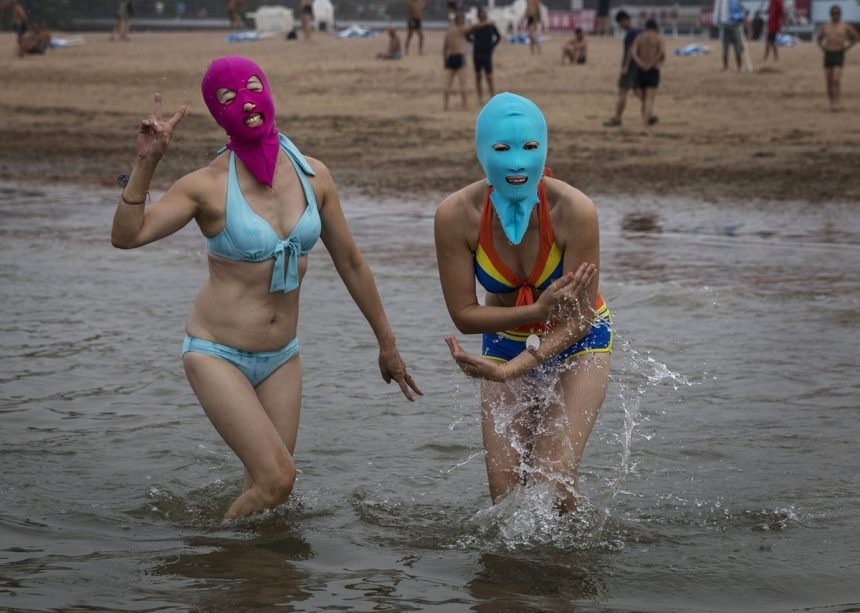 ​’Biquíni facial’ vira febre contra raios UV e calor